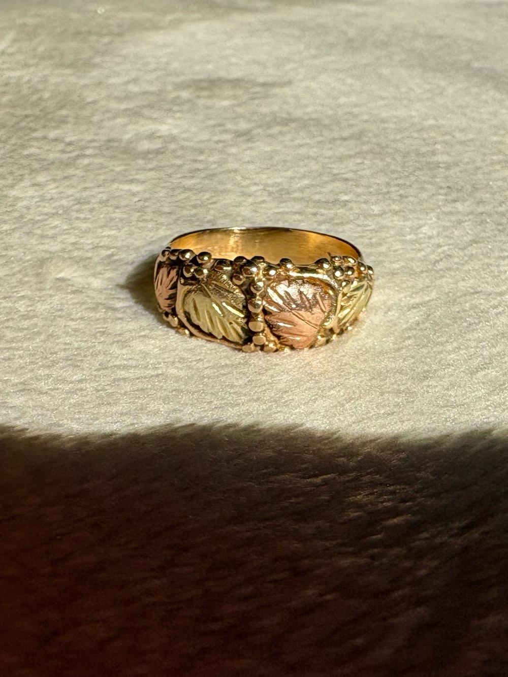VINTAGE 10KT 417 TRI COLOR BLACK HILLS GOLD GRAPE VINE LEAF RING 5 grams
